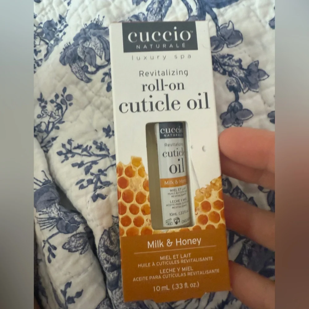 💙 4/$20 cuccio Milk & Honey Revitalizing roll-on cuticle oil